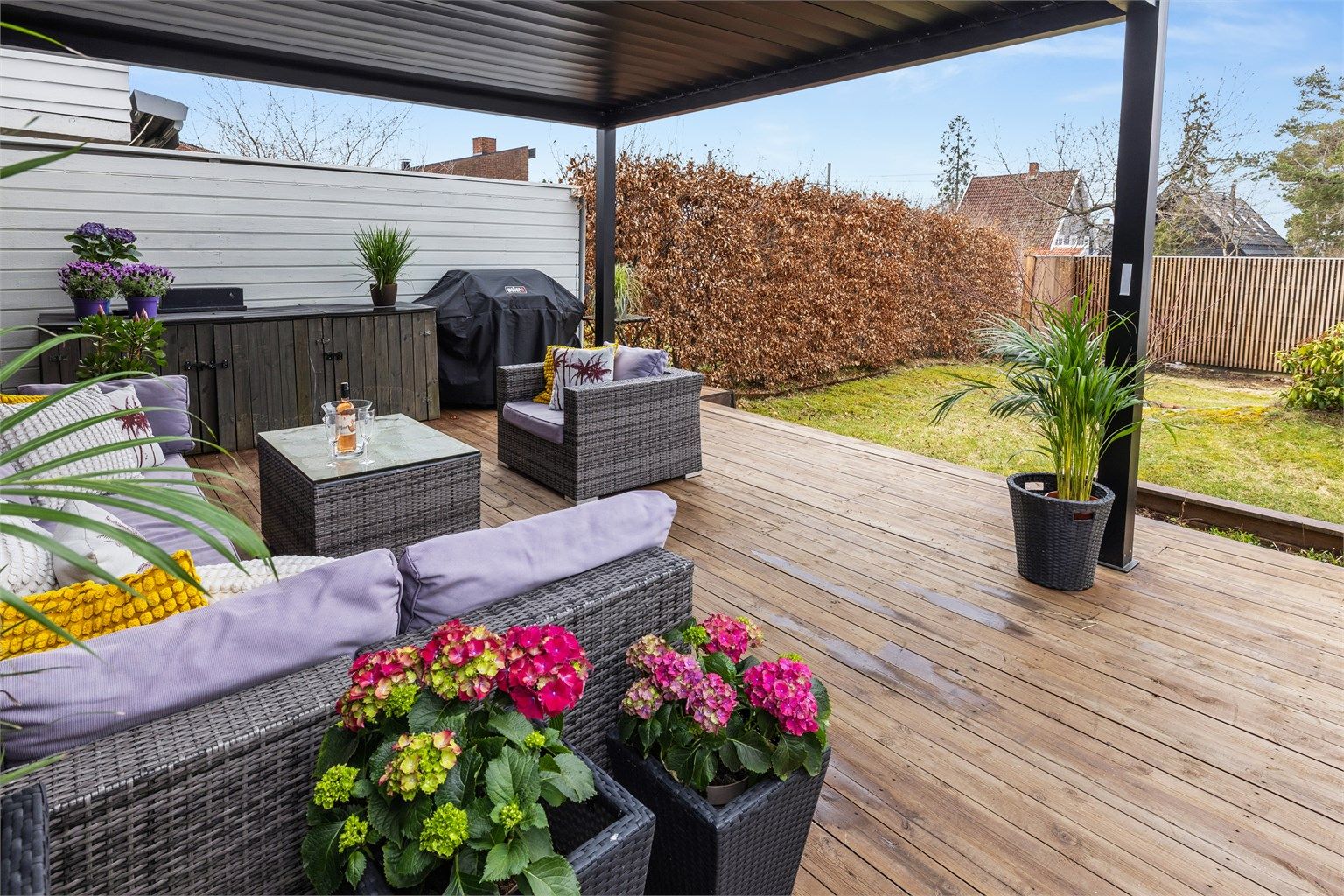 Den store markterrassen gir rikelig med plass for utemøbler og er et naturlig samlingspunkt om sommeren.