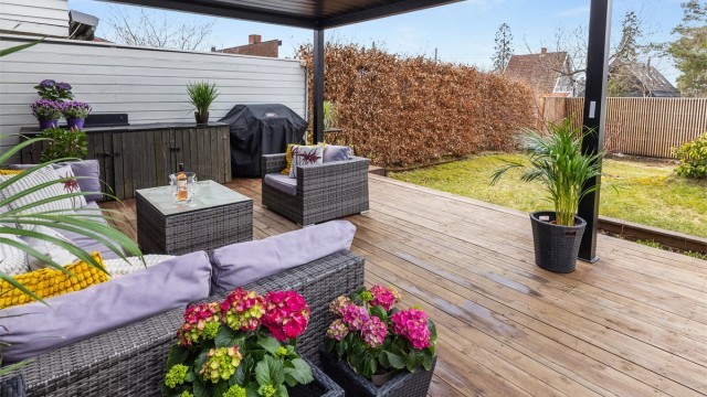 Den store markterrassen gir rikelig med plass for utemøbler og er et naturlig samlingspunkt om sommeren.