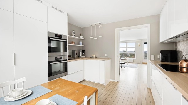 Velkommen til Asperudtoppen 39, en lys og moderne 3-roms leilighet med praktisk planløsning og gode lysforhold, presentert av Bastian Berge. Foto av Marit Andersen