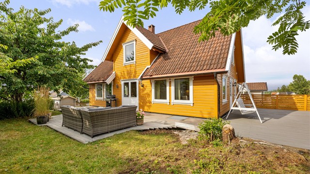 Eiendommen ligger stille og barnevennlig til nær enden av en blindvei. Bilder ved Eiendomsfoto AS