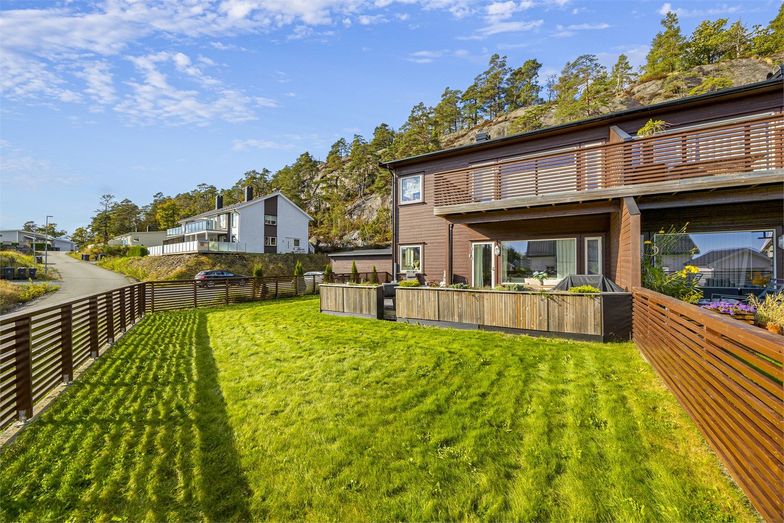 Området som tilhører leiligheten er inngjerdet og tilhører leiligheten