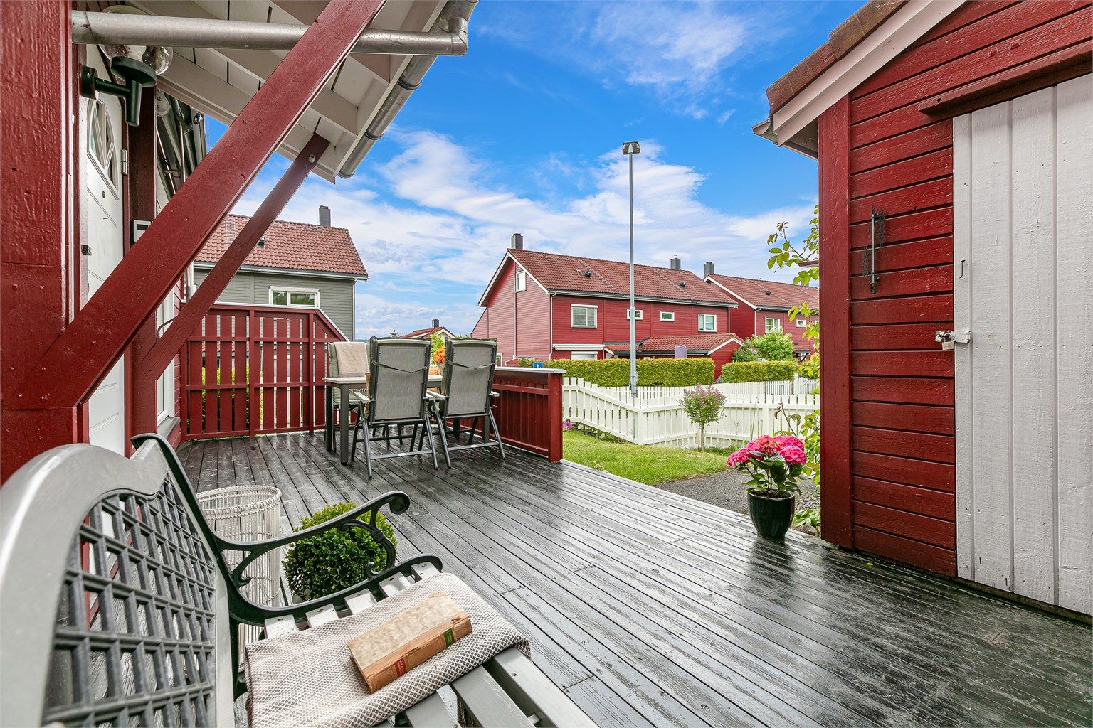 Boligen har en skjermet god beliggenhet uten biltrafikk. Et eldorado for barn!