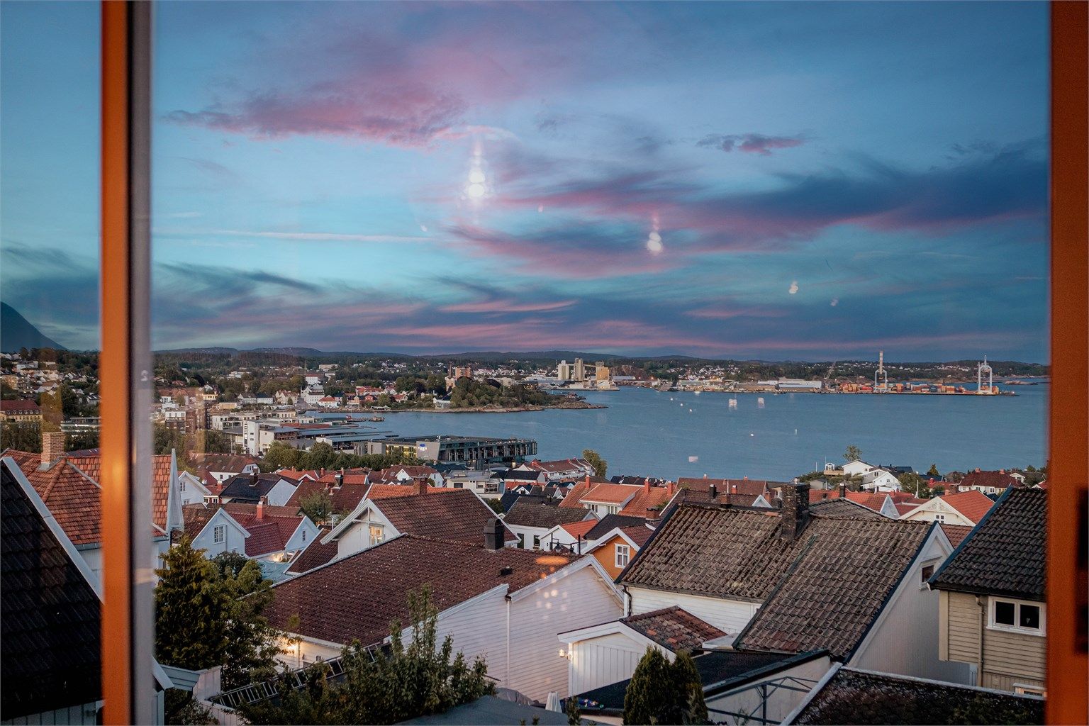 Her har du full oversikt over et yrende sommerliv på vannet 