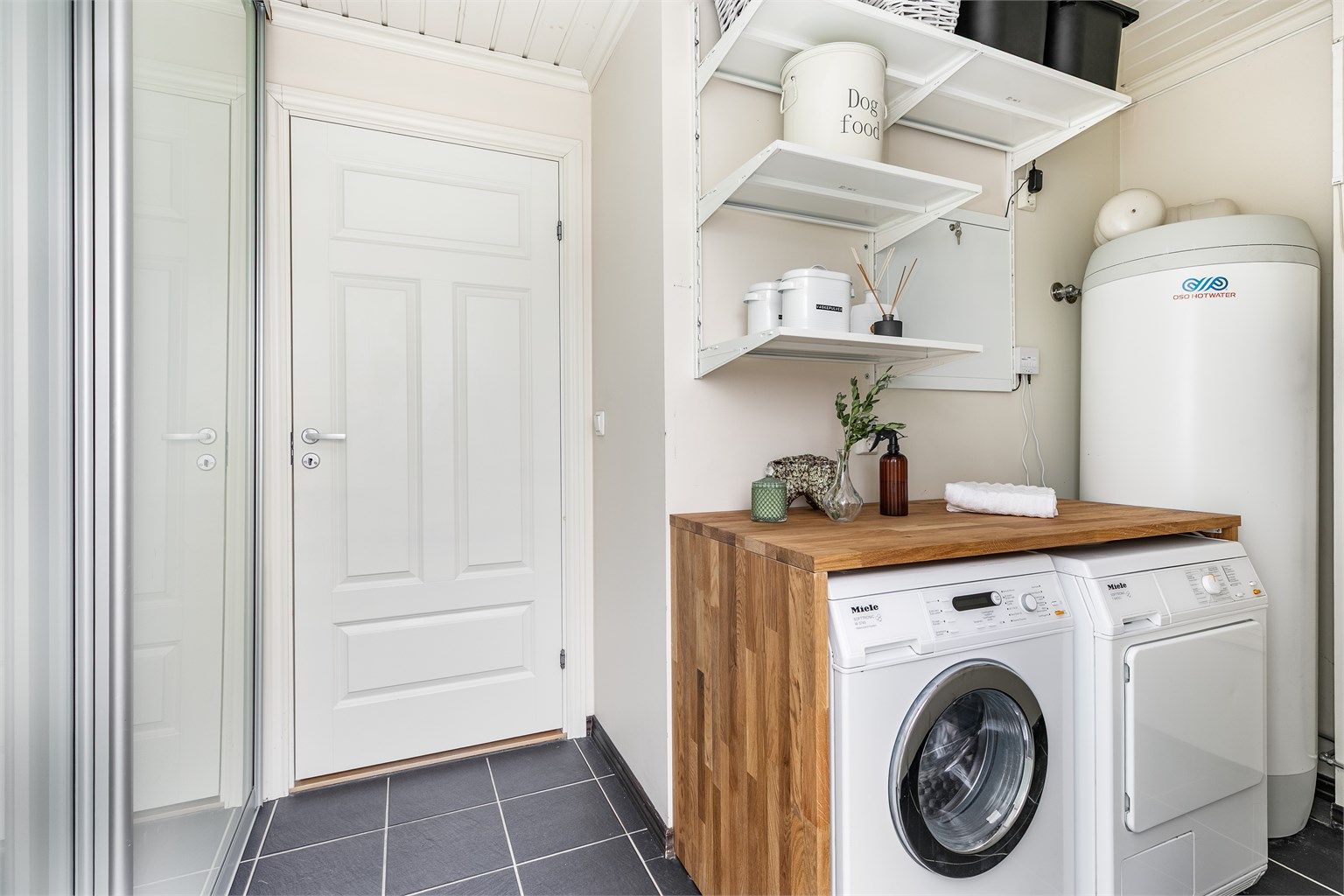 Vaskerommet fungerer også som teknisk rom, men er uten ventilering. Terrassedør gjør det mulig å bære klesvasken ut til tørk i friluft.