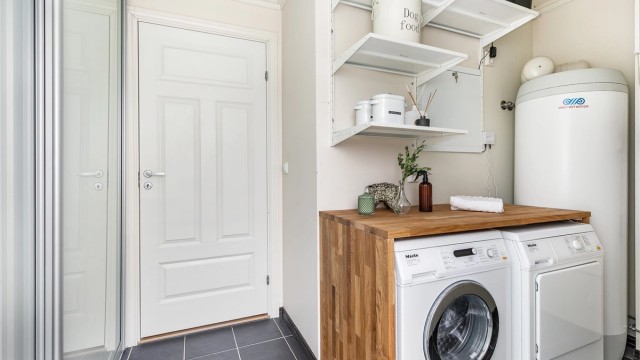 Vaskerommet fungerer også som teknisk rom, men er uten ventilering. Terrassedør gjør det mulig å bære klesvasken ut til tørk i friluft.