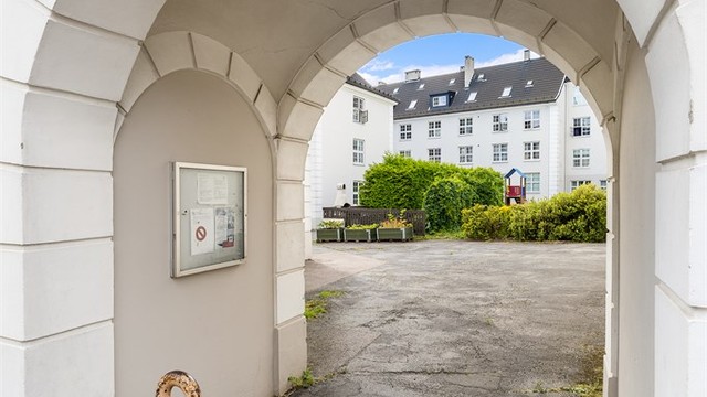Flott arkeitektonisk detalj fra inngangen til borettslagets eiendom