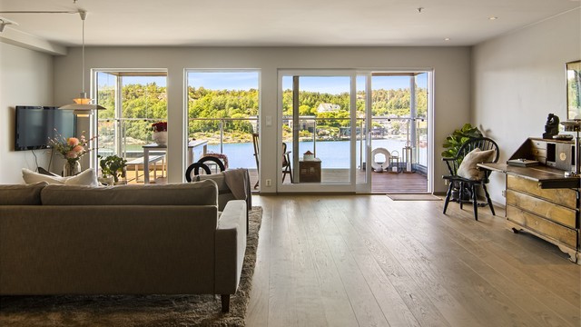 Store vindusflater og skyvedør i glass slipper lyset inn og visker ut skillet mellom inne og ute.