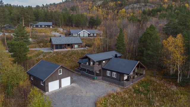 Velkommen til Guståsvegen 35, en attraktiv og innholdsrik fritidsbolig i Nordre Morken hyttefelt, presentert av Eiendomsmegler Harald Osdal
