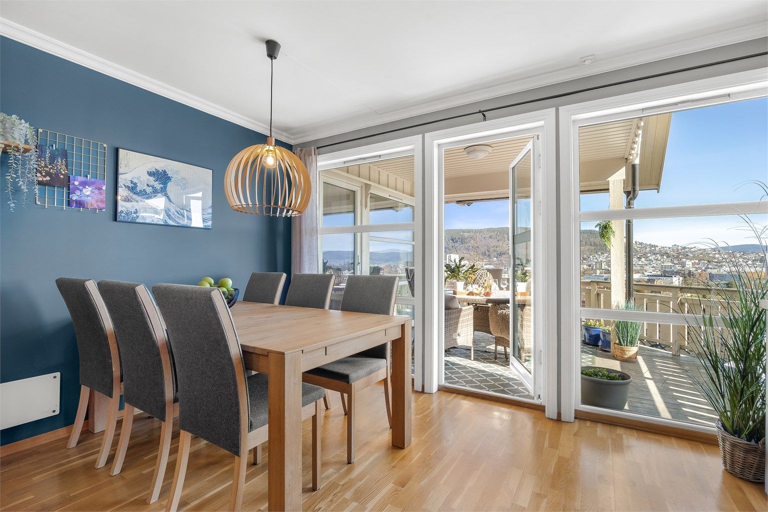 Spisestuen har plass til et stort langbord for sosiale sammenkomster og har direkte utgang til verandaen.