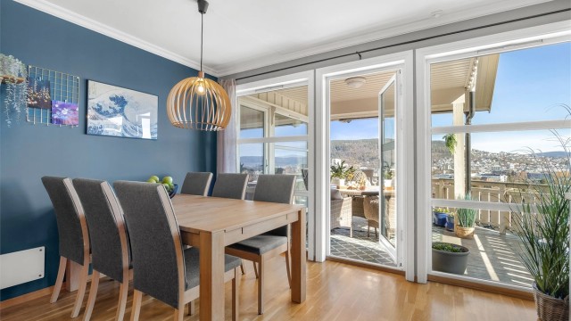 Spisestuen har plass til et stort langbord for sosiale sammenkomster og har direkte utgang til verandaen.