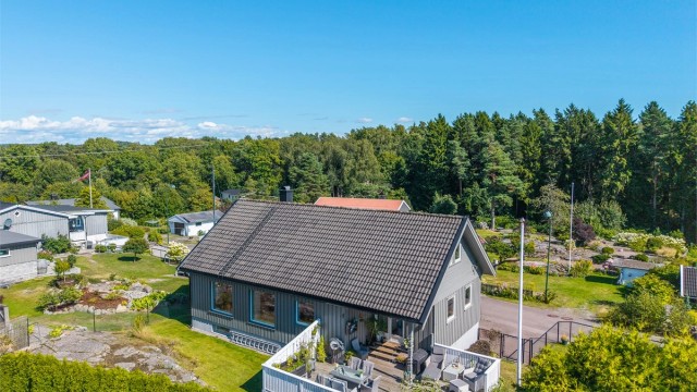 Fra eiendommen er det kort vei til flotte turområder i skogen.