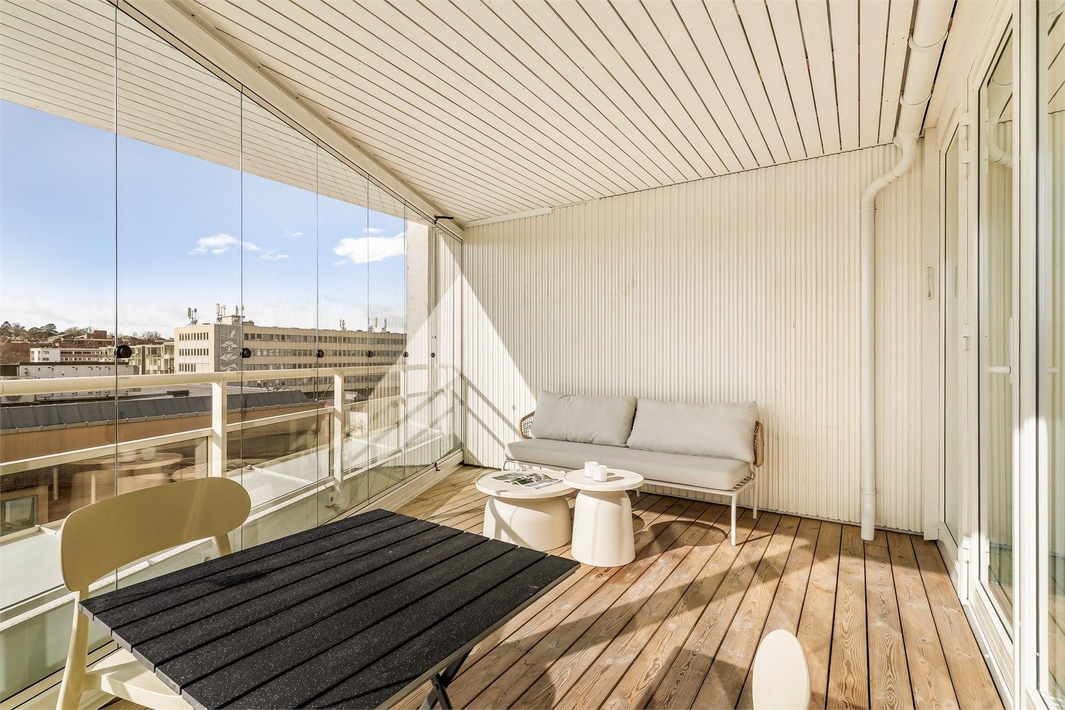 Verandaen fungerer som et ekstra oppholdsrom med god plass til både sofagruppe og spisebord.