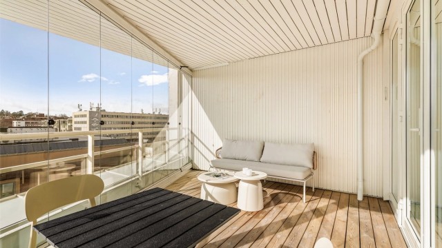 Verandaen fungerer som et ekstra oppholdsrom med god plass til både sofagruppe og spisebord.