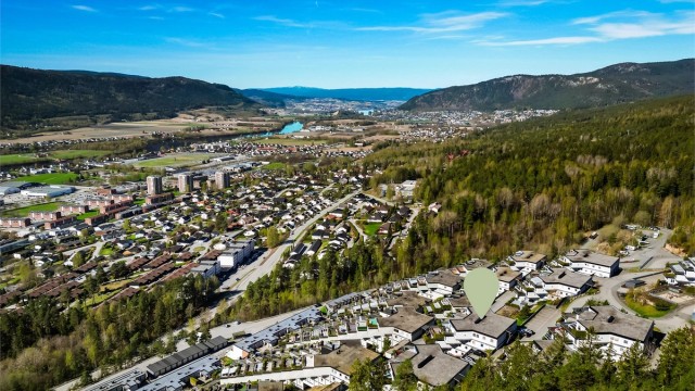 Beliggenheten er attraktiv og rolig, helt opp mot Drammensmarka. Her har du tilgang til flott turterreng og rekreasjonsmuligheter, sommer som vinter.
Foto: Haiman Askari
