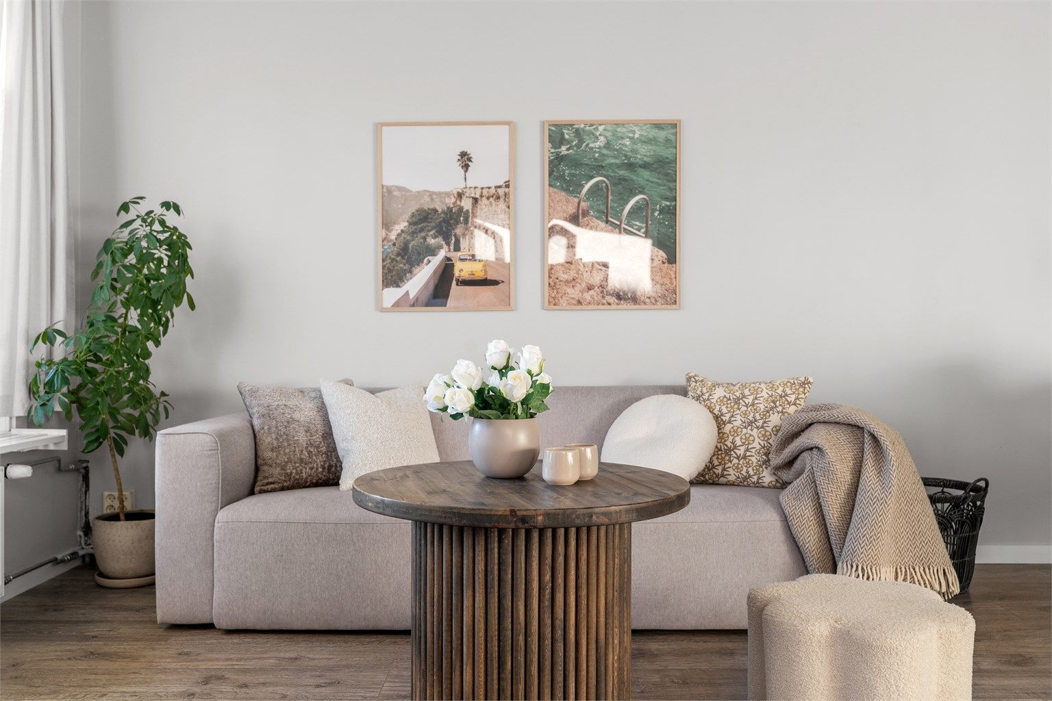 - Leiligheten har en meget romslig stue med slette vegger og nyere gulv -