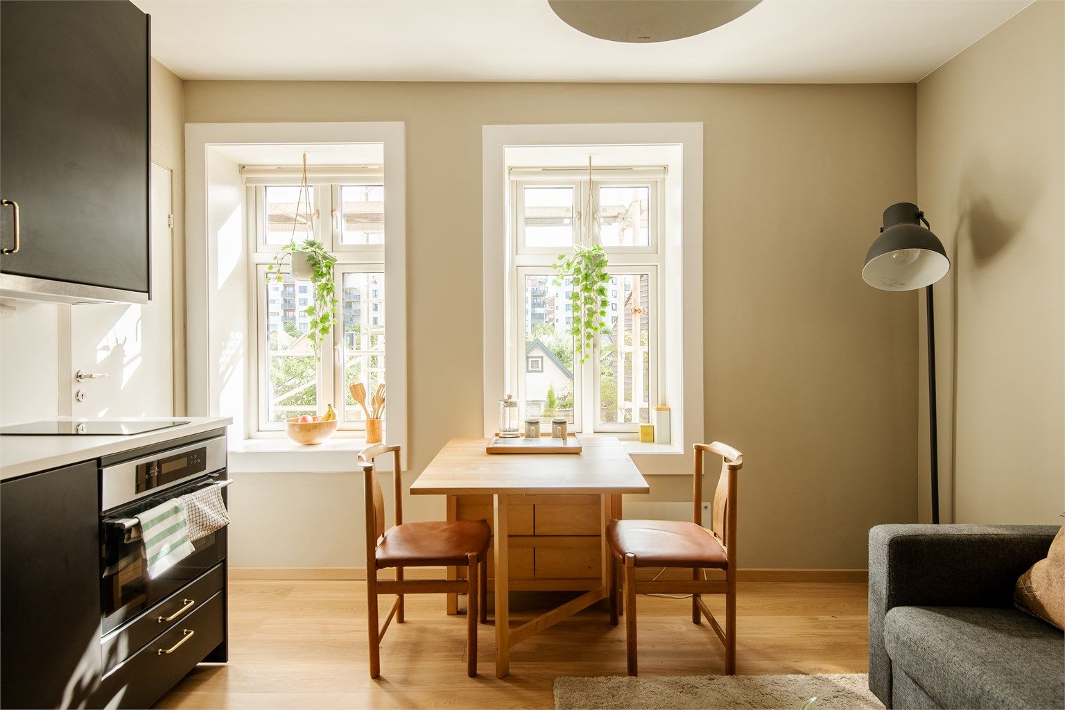 Store vindusflater som sikrer rikelig med lys til leiligheten. 