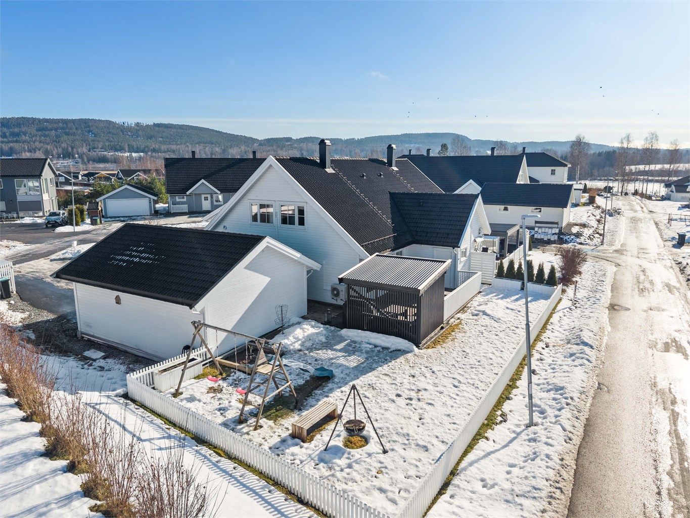 Eiendommen har en pent opparbeidet tomt med gode solforhold.