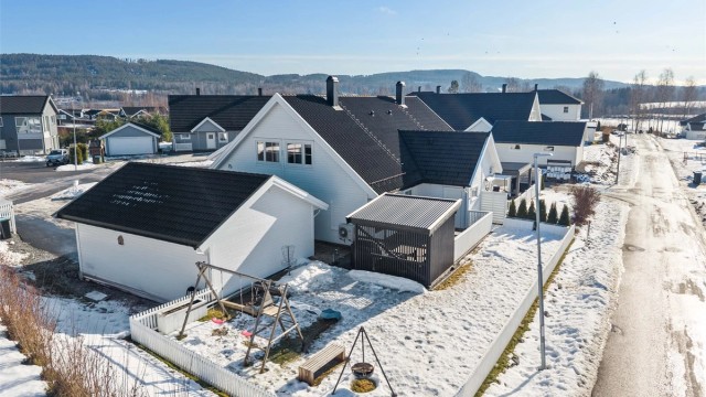 Eiendommen har en pent opparbeidet tomt med gode solforhold.