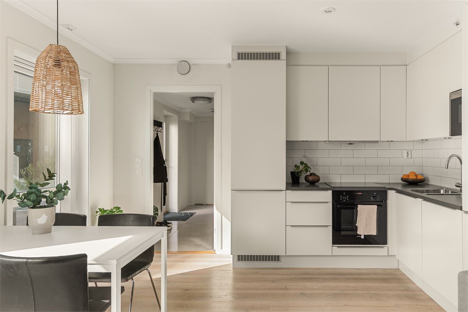 - Spisebordet kan praktisk plasseres like ved kjøkkenet -