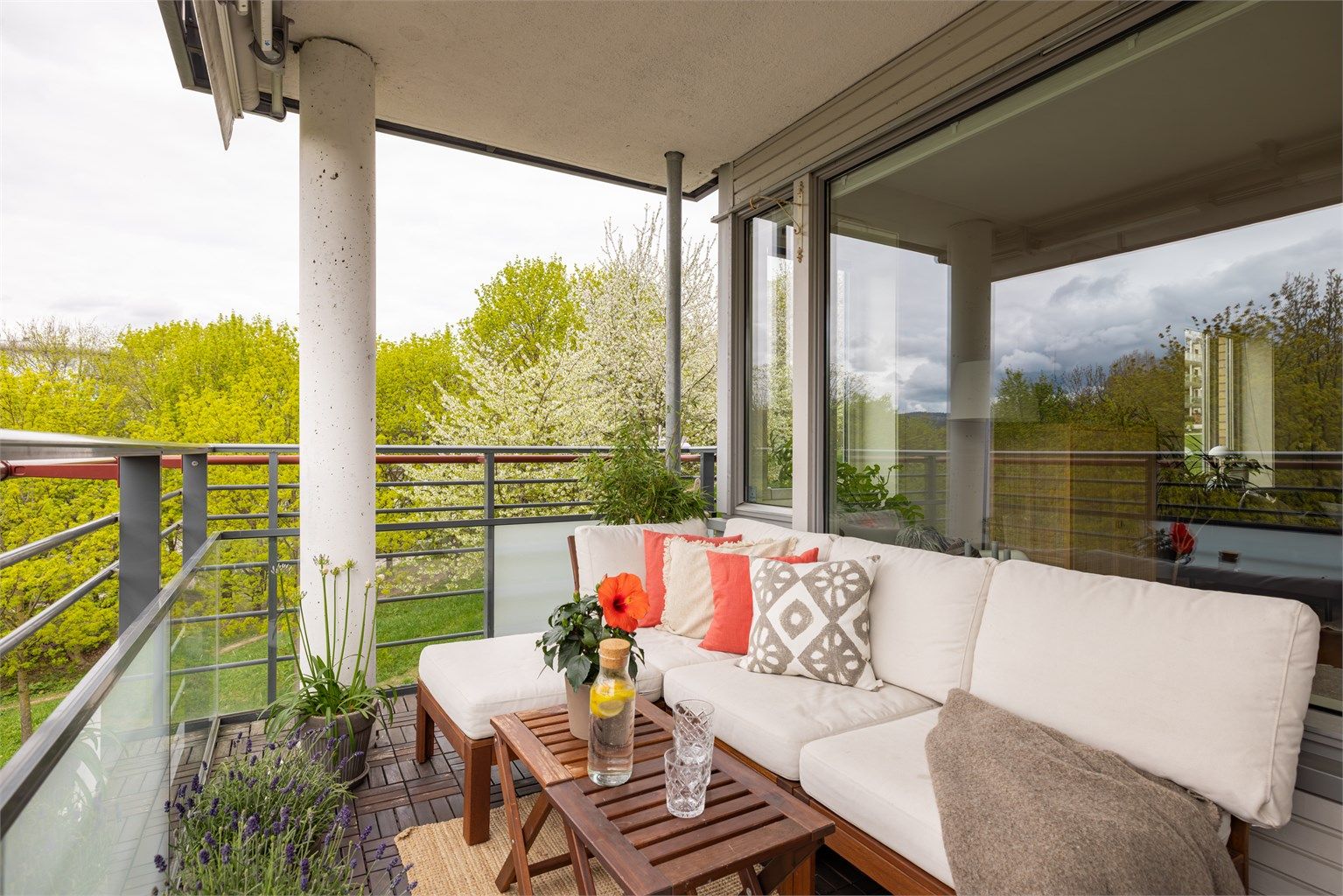 Dette er en lys og innbydende 3-roms hjørneleilighet med store vindusflater og flott utsyn mot grønne omgivelser langs Akerselva.