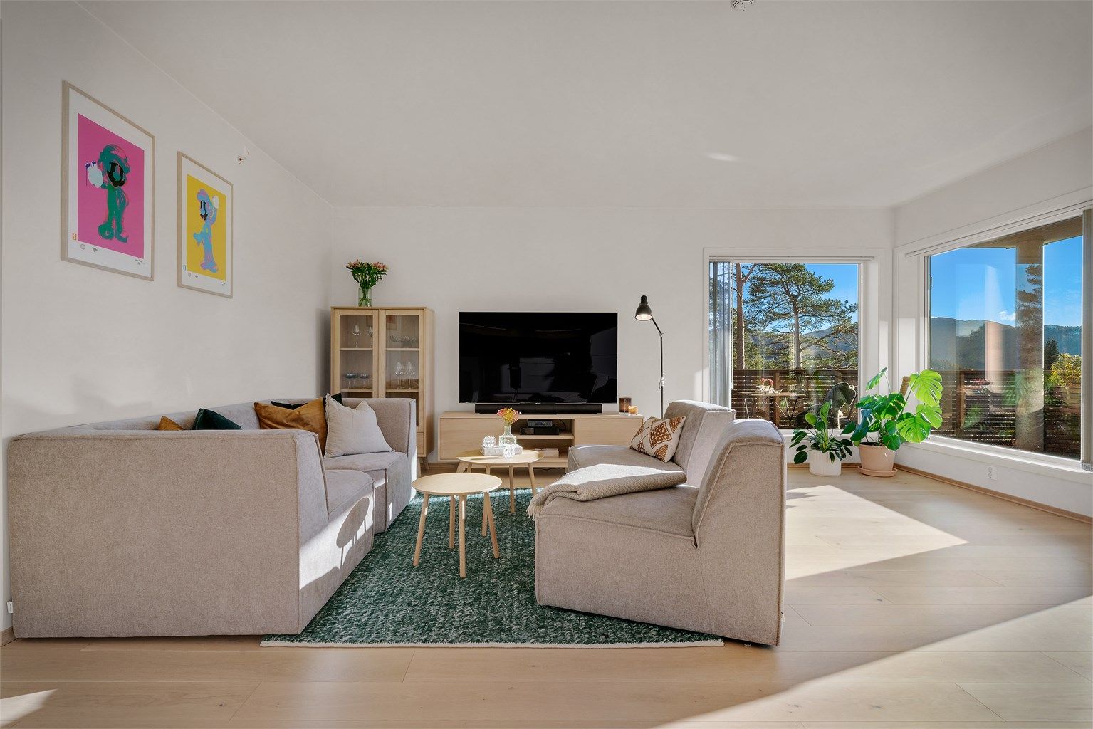 Her får du fin og romslig stue som gjør det enkelt å tilpasse møblering