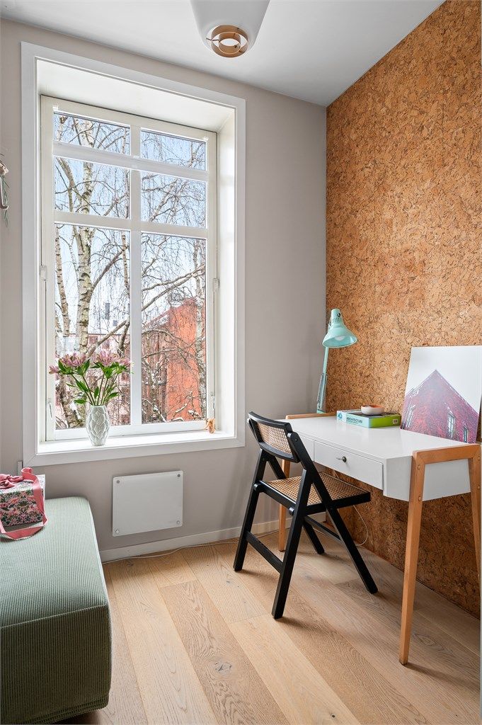 En av veggene er kledd med naturkork, som gir en lun atmosfære og god lyddemping.