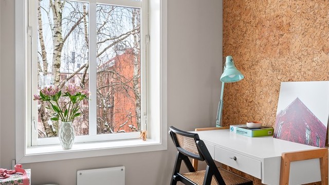 En av veggene er kledd med naturkork, som gir en lun atmosfære og god lyddemping.