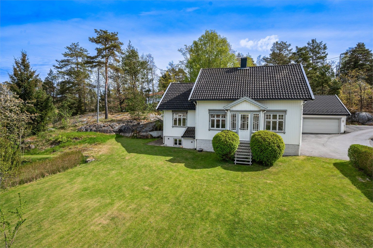 En innholdsrik og tradisjonell bolig over tre plan med en stor, vestvendt tomt og dobbelgarasje med lagringsloft. Foto: Thor Brobakken