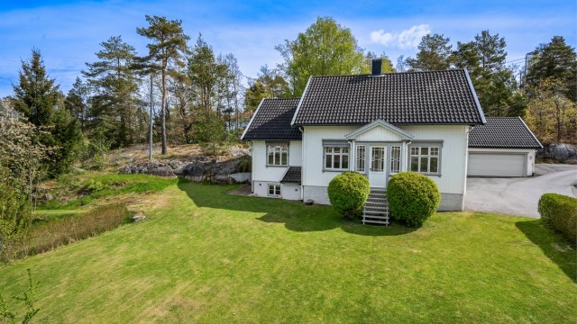 En innholdsrik og tradisjonell bolig over tre plan med en stor, vestvendt tomt og dobbelgarasje med lagringsloft. Foto: Thor Brobakken