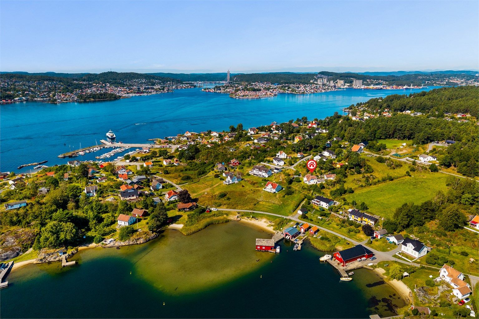 Kort avstand over fjorden til Brevik og Stathelle.