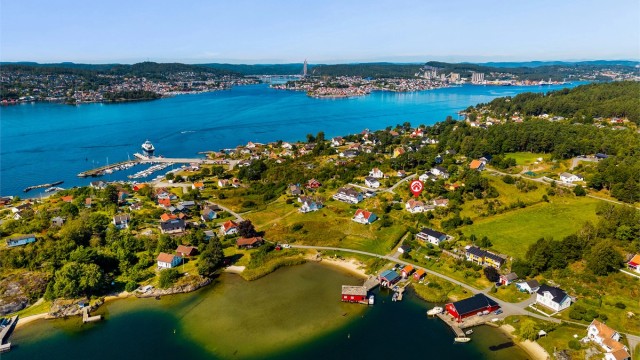 Kort avstand over fjorden til Brevik og Stathelle.