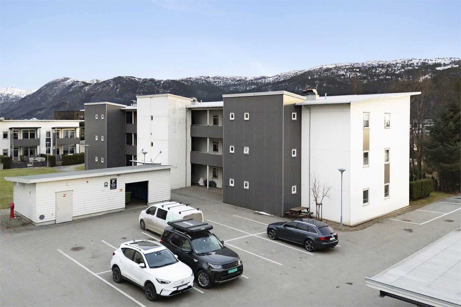 I tillegg er det gjesteparkering på sameiet tomt og servicebygg med avfallsdunker