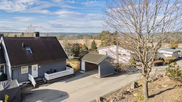 Inngangsparti, carport, samt plass til flere biler på egen gårdsplass.