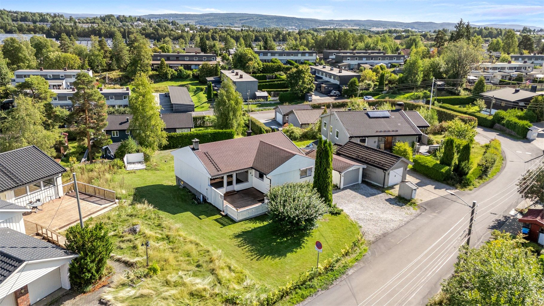 Kort vei til skoler og barnehager, som Sten-Tærud skole og Åsenhagen barnehage.