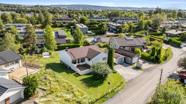 Kort vei til skoler og barnehager, som Sten-Tærud skole og Åsenhagen barnehage.