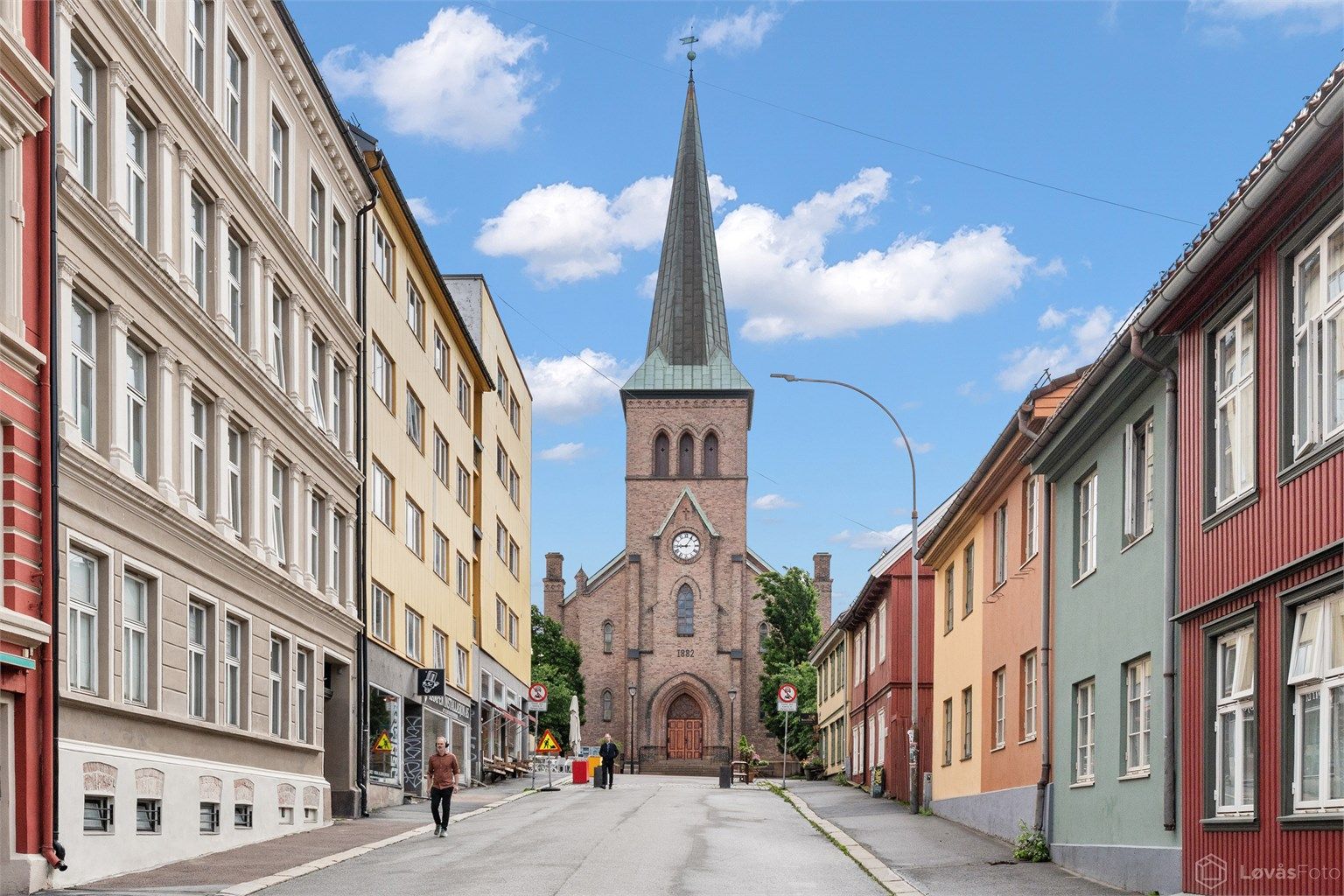 Kampen er kjent for sin sjarmerende trehusbebyggelse og rolige atmosfære, med nærhet til både parker og hyggelige spisesteder som Kampen Bistro.