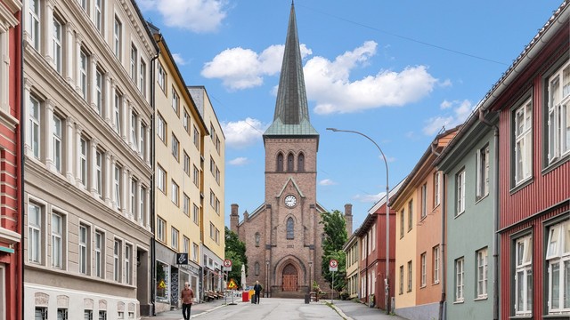 Kampen er kjent for sin sjarmerende trehusbebyggelse og rolige atmosfære, med nærhet til både parker og hyggelige spisesteder som Kampen Bistro.
