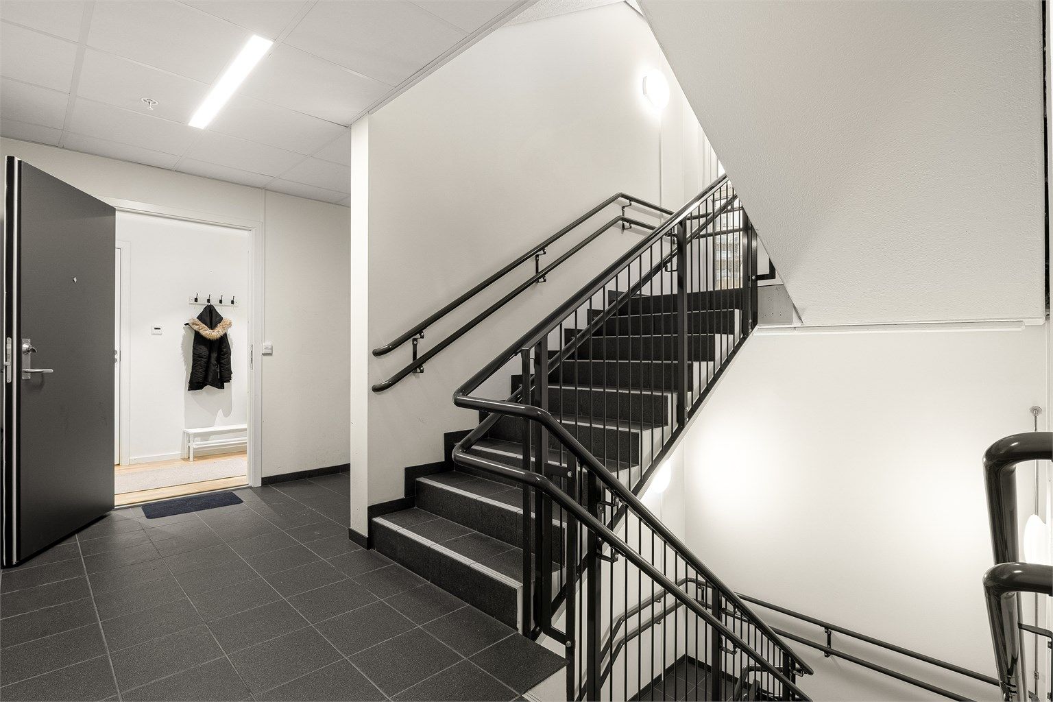 Innbydende fellesarealer i bygget. Leiligheten har en tilhørende bod på 5 kvm i u-etg. 