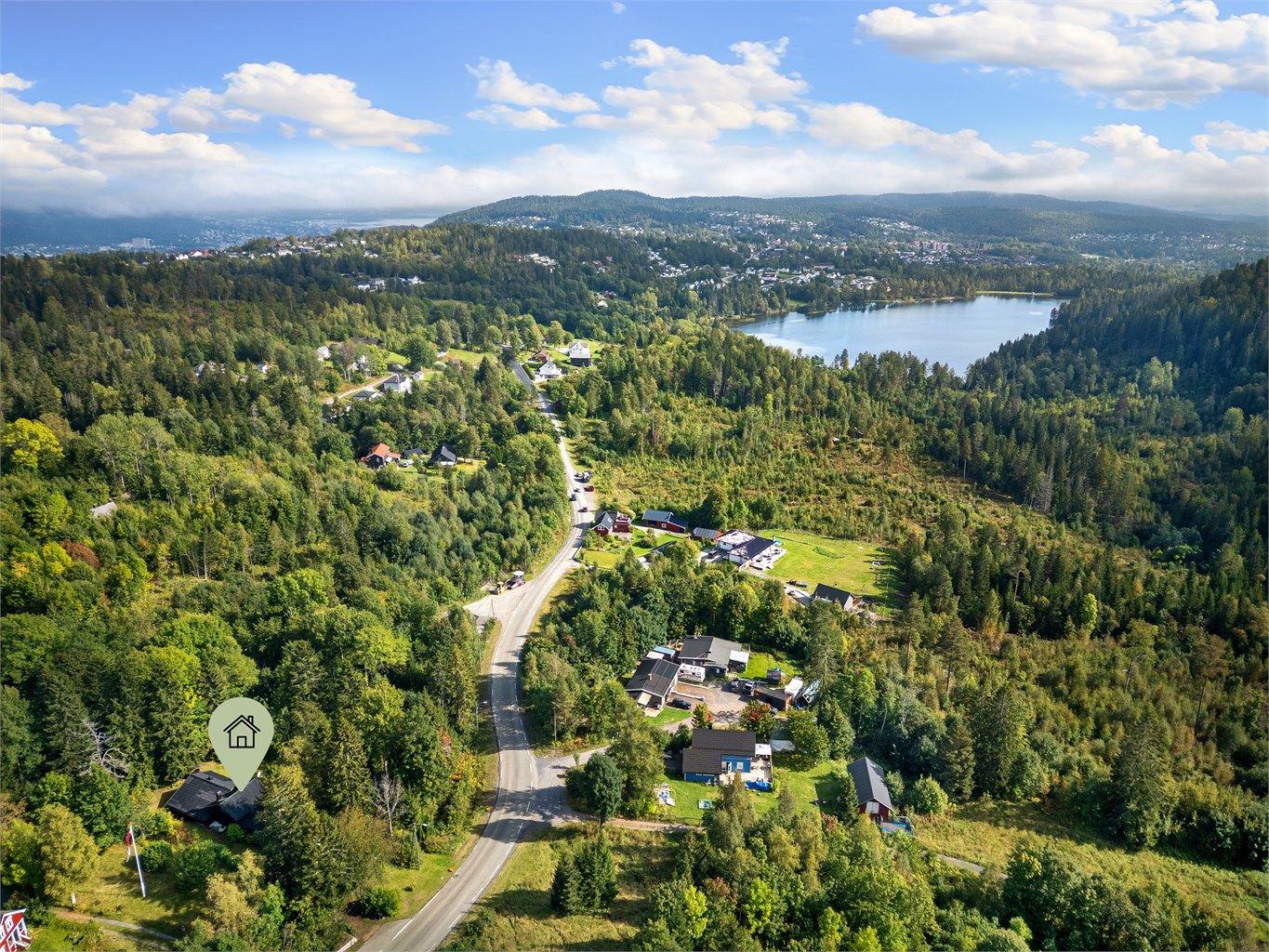 Eiendommen ligger i nærheten til flotte bademuligheter på Stordammen.