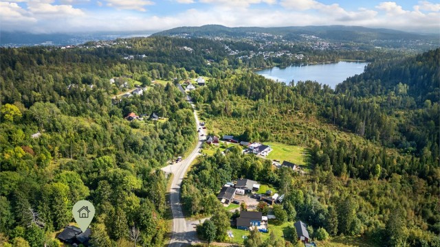 Eiendommen ligger i nærheten til flotte bademuligheter på Stordammen.
