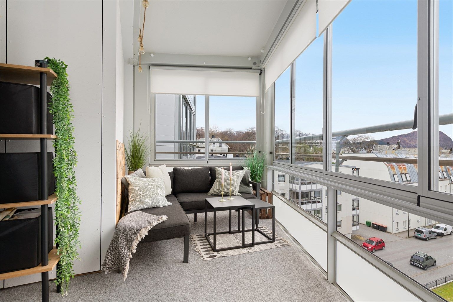 Koselig sitteplass på den inneglassede balkongen. Det er plass til flere soner og sitteplasser og den fungerer som en forlengelse av stuen