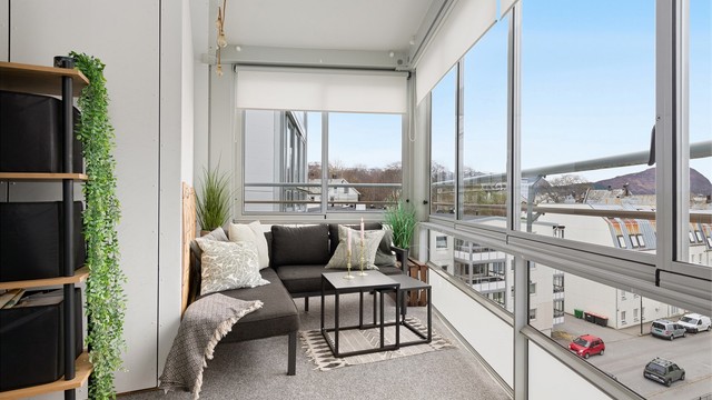 Koselig sitteplass på den inneglassede balkongen. Det er plass til flere soner og sitteplasser og den fungerer som en forlengelse av stuen