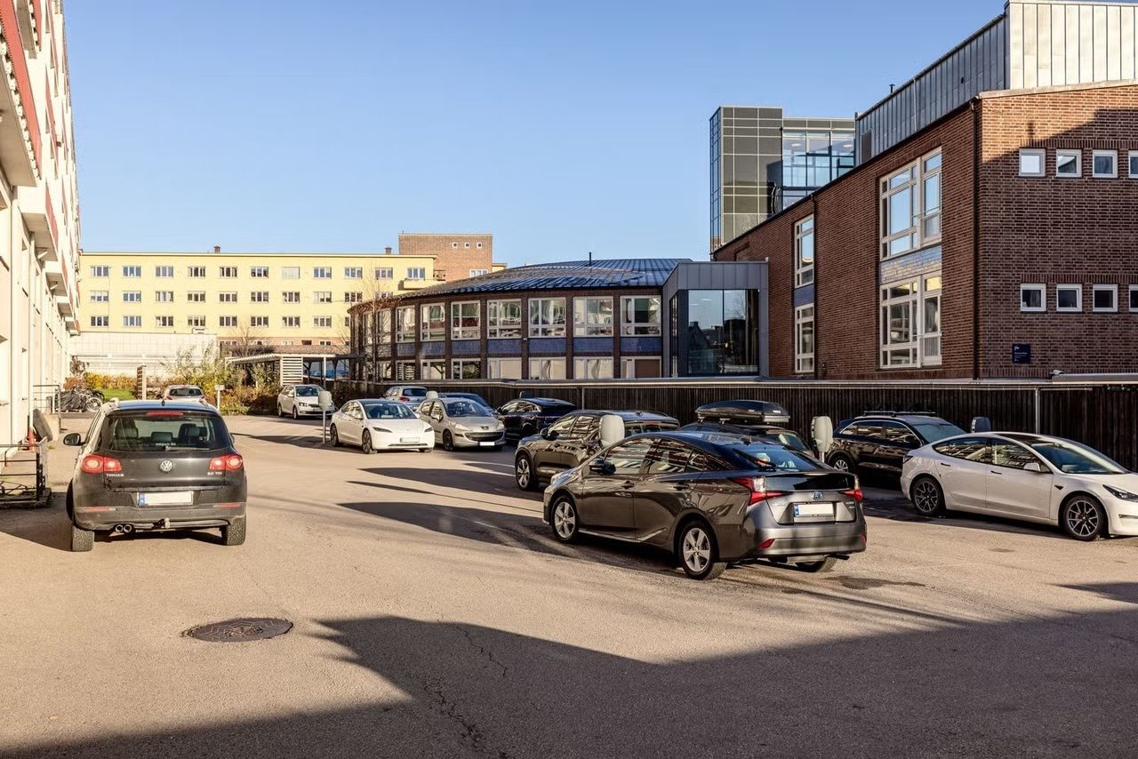 Felles parkering for sameiet - parkeringsplass kan leies etter venteliste. 