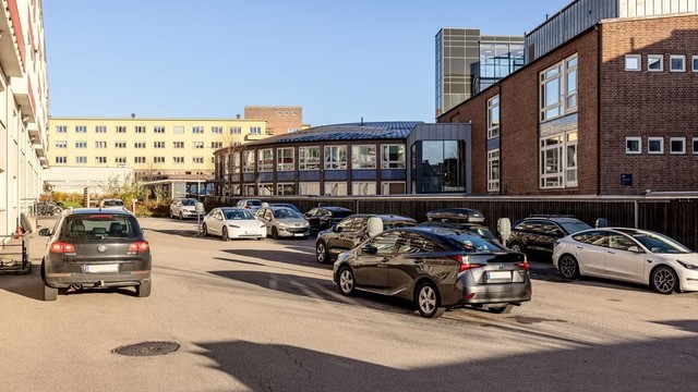 Felles parkering for sameiet - parkeringsplass kan leies etter venteliste.