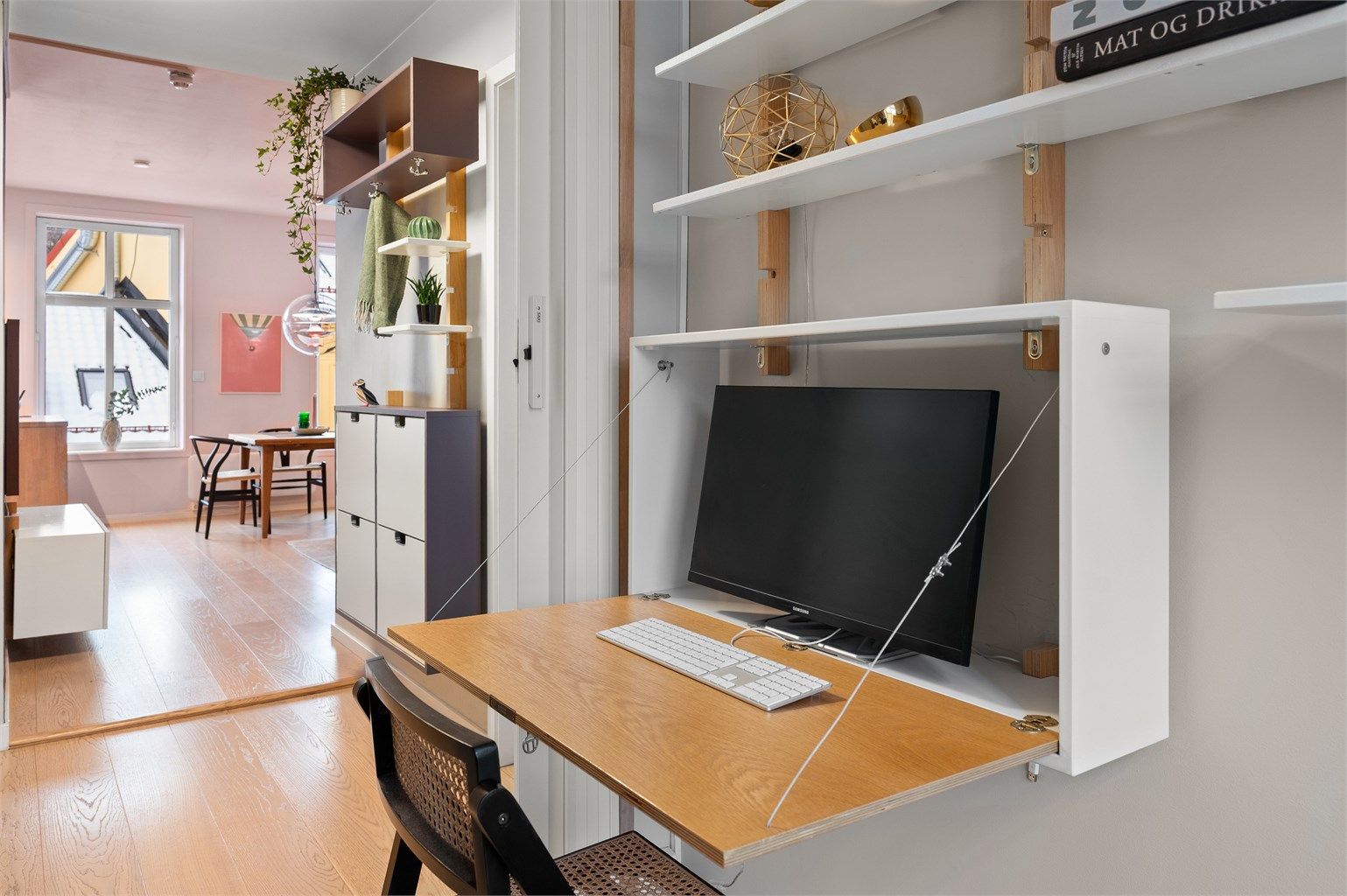 Rommet er innredet med smarte løsninger for en funksjonell arbeidsplass.