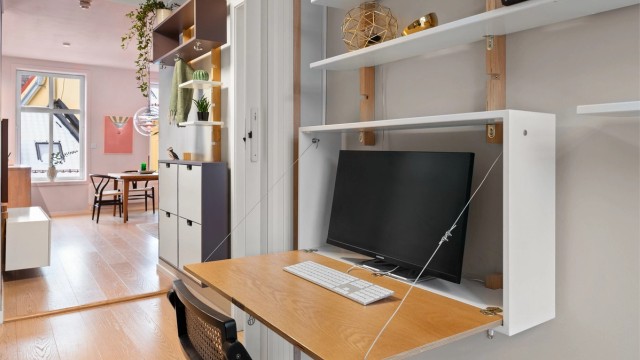 Rommet er innredet med smarte løsninger for en funksjonell arbeidsplass.
