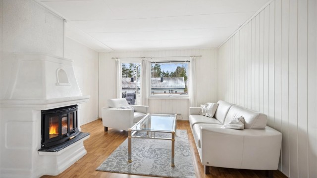 Lys og hyggelig stue med plass til sofagruppe og spiseplass. En fin peisovn gir god varme og en koselig atmosfære på kjølige kvelder