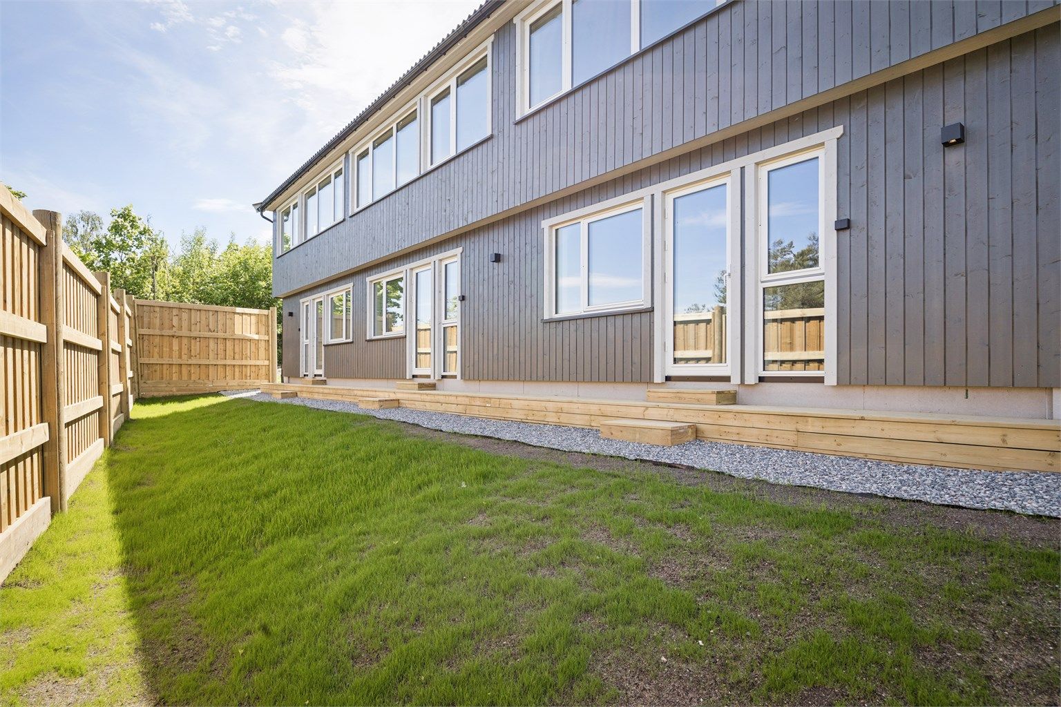 Hver seksjon har rett til å disponere det arealet ute som ligger nedenfor egen seksjon iht. vedtektene.