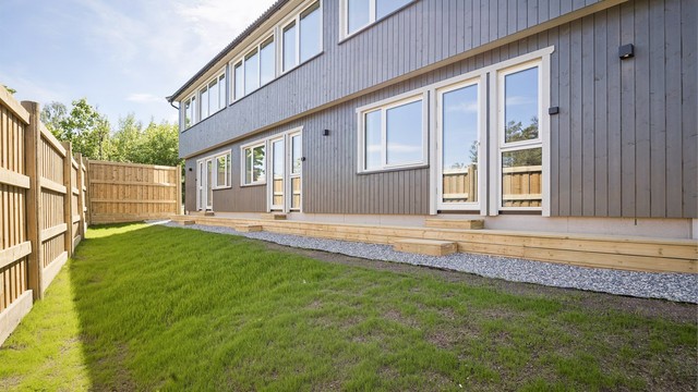 Hver seksjon har rett til å disponere det arealet ute som ligger nedenfor egen seksjon iht. vedtektene.
