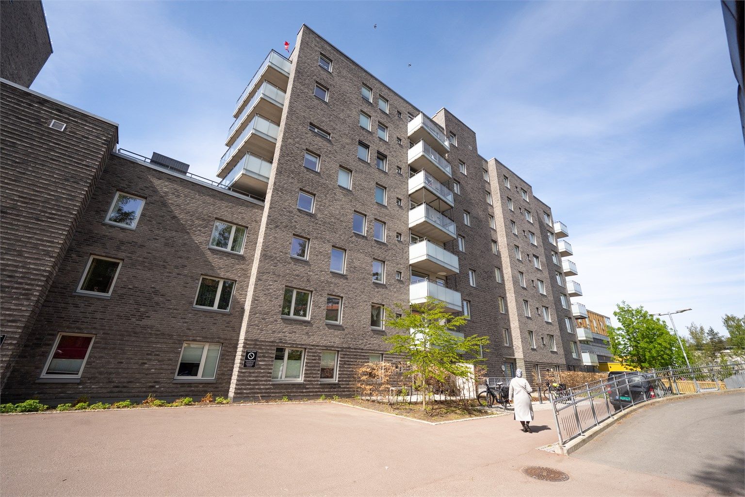 Bygget har fasader primært belagt med med teglstein.